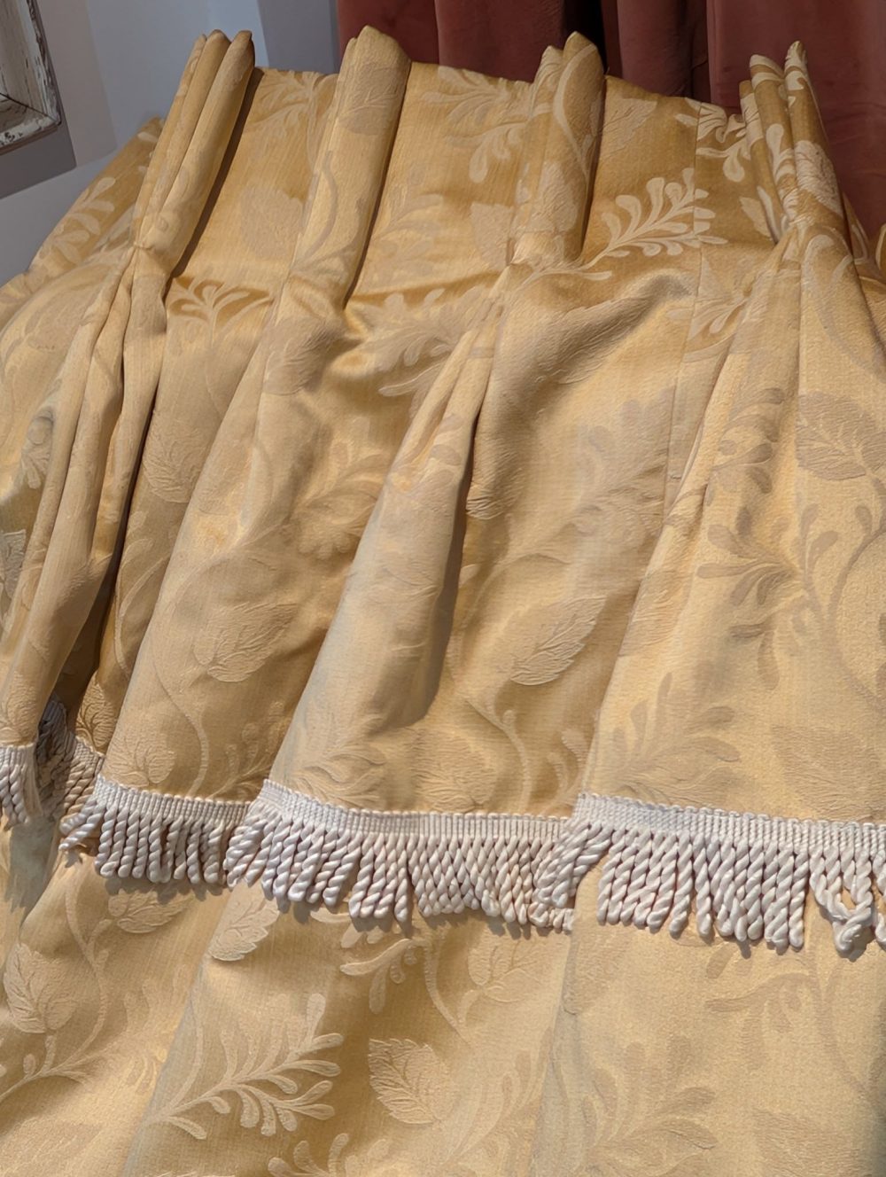Gold Damask Second-Hand Curtains with an Attached Valance W250 D234 - Image 5