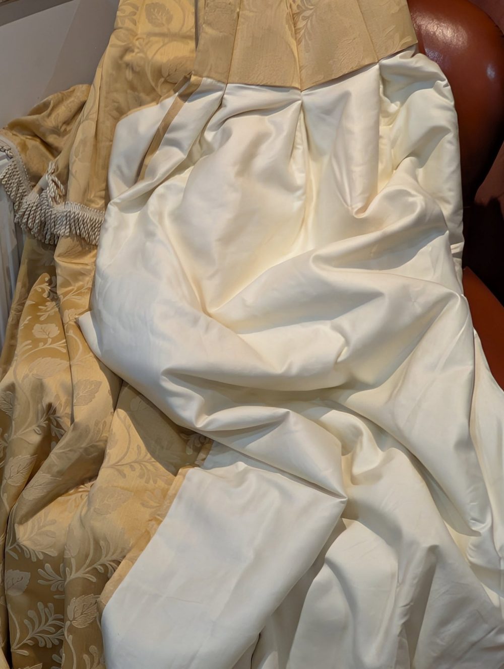 Gold Damask Second-Hand Curtains with an Attached Valance W250 D234 - Image 6