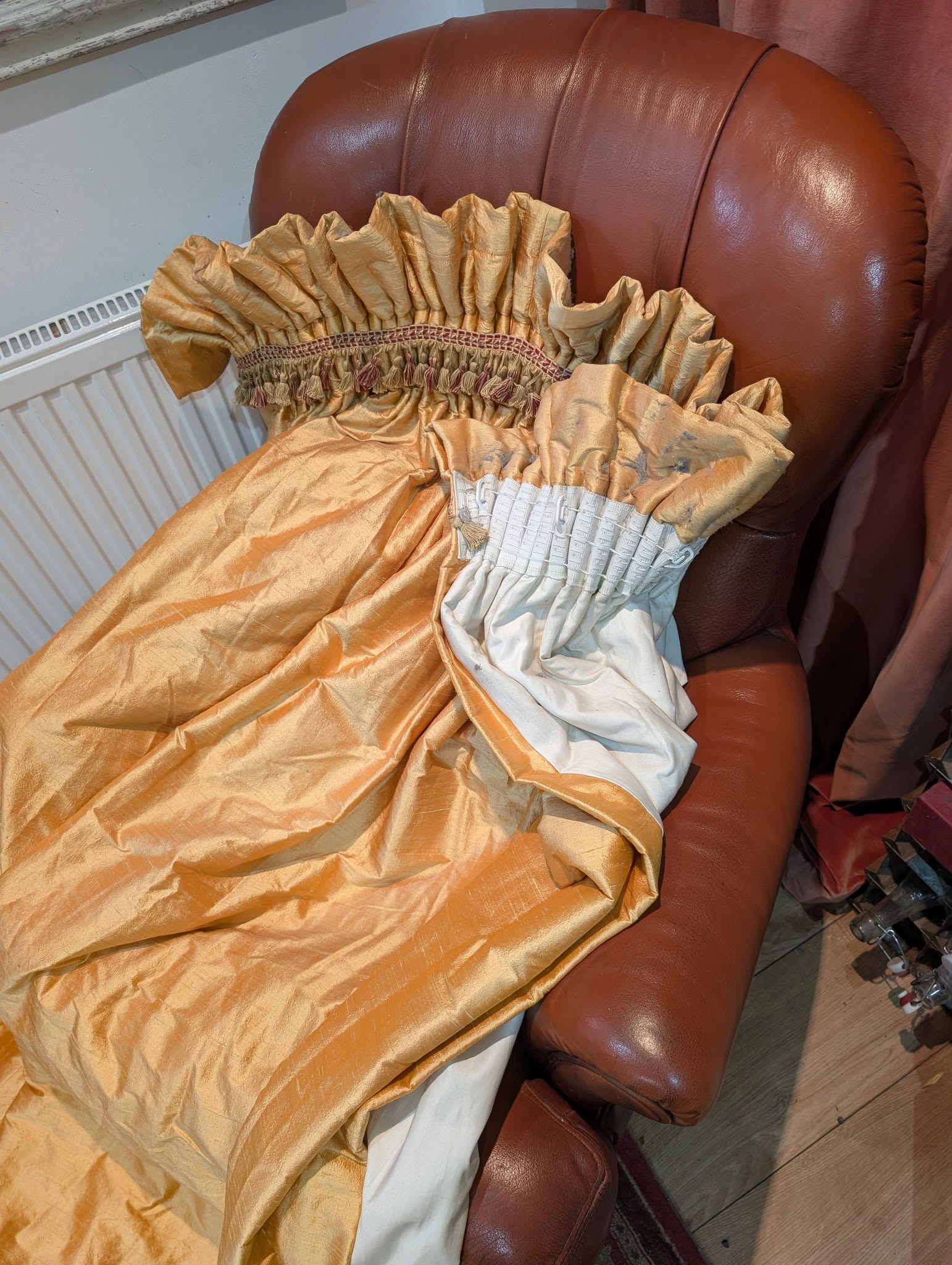 Very Long Vintage Antique Gold Silk Pencil Pleat Second-Hand Curtains - W234 D309 - 3 Pairs Available - Image 6